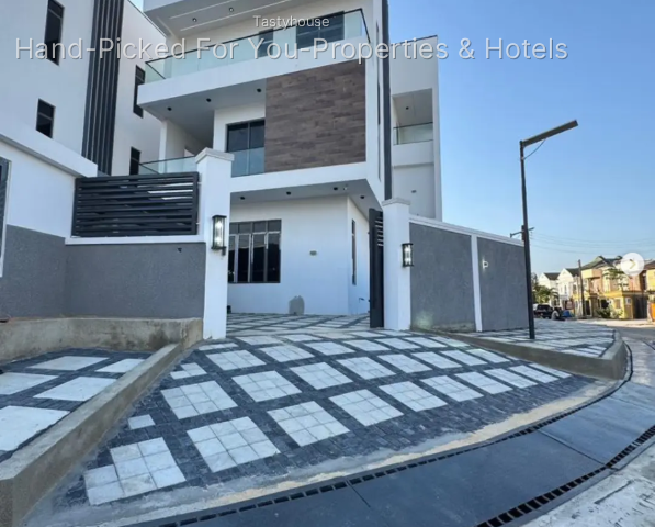 Luxury 5-Bedroom Fully Detached Duplex with Pool & Cinema