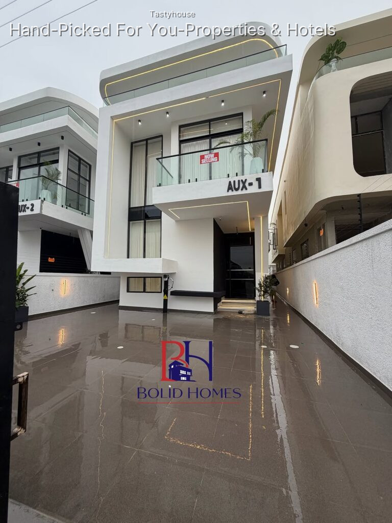 5 BEDROOM FULLY DETACHED DUPLEX WITH BQ & SWIMMING POOL FOR SALE