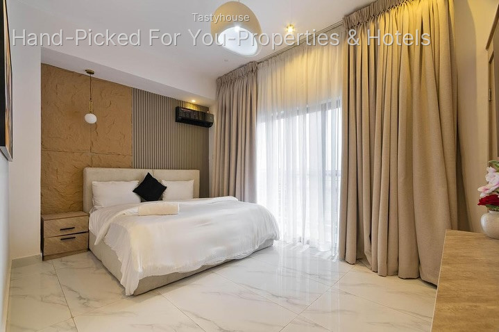 luxurious 2 Bedroom Apartment