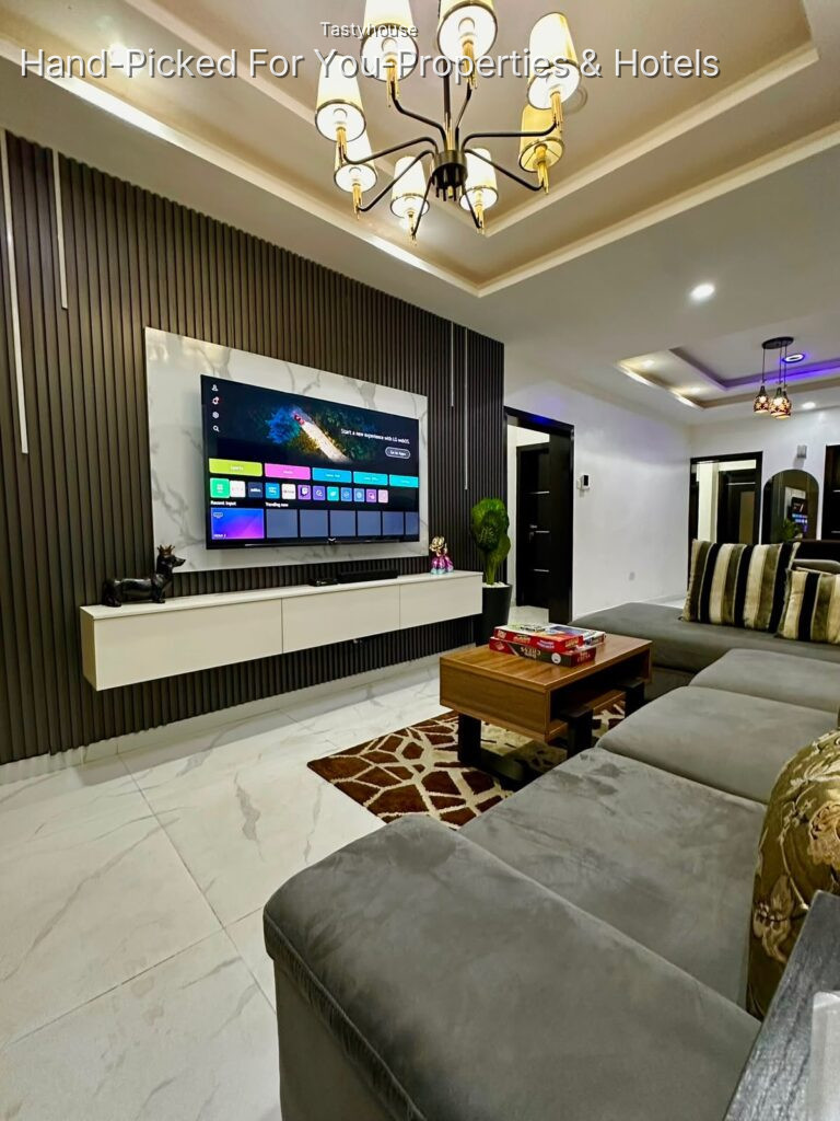 LUXURY 3-BEDROOM APARTMENT