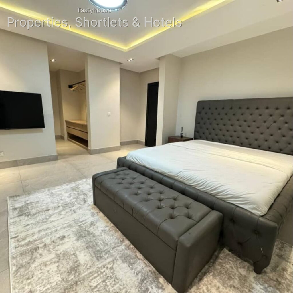 EN-SUITE 4-BEDROOMTERRACE DUPLEX