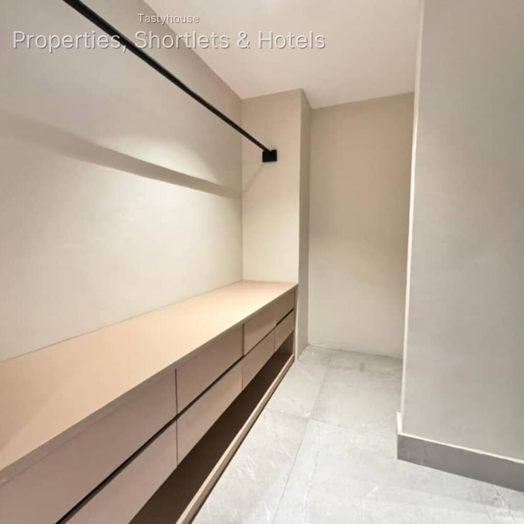 EN-SUITE 4-BEDROOMTERRACE DUPLEX