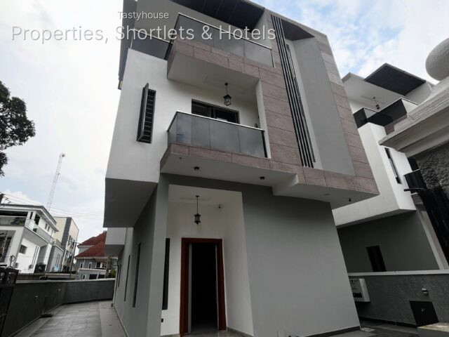 Luxury 5-BedroomFully Detached Duplex with Elevator