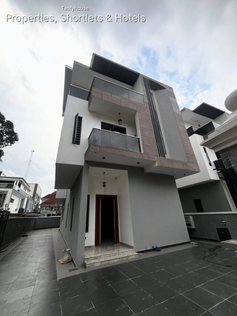Luxury 5-BedroomFully Detached Duplex with Elevator