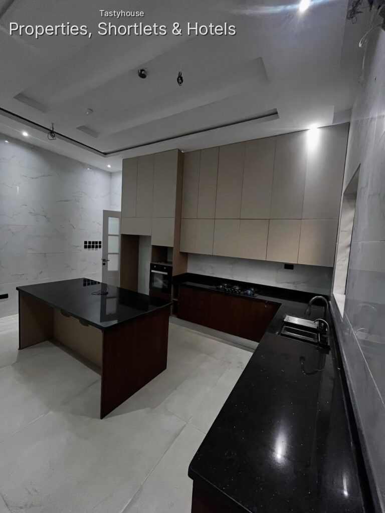 Luxury 5-BedroomFully Detached Duplex with Elevator