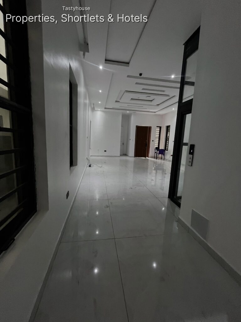 Luxury 5-BedroomFully Detached Duplex with Elevator