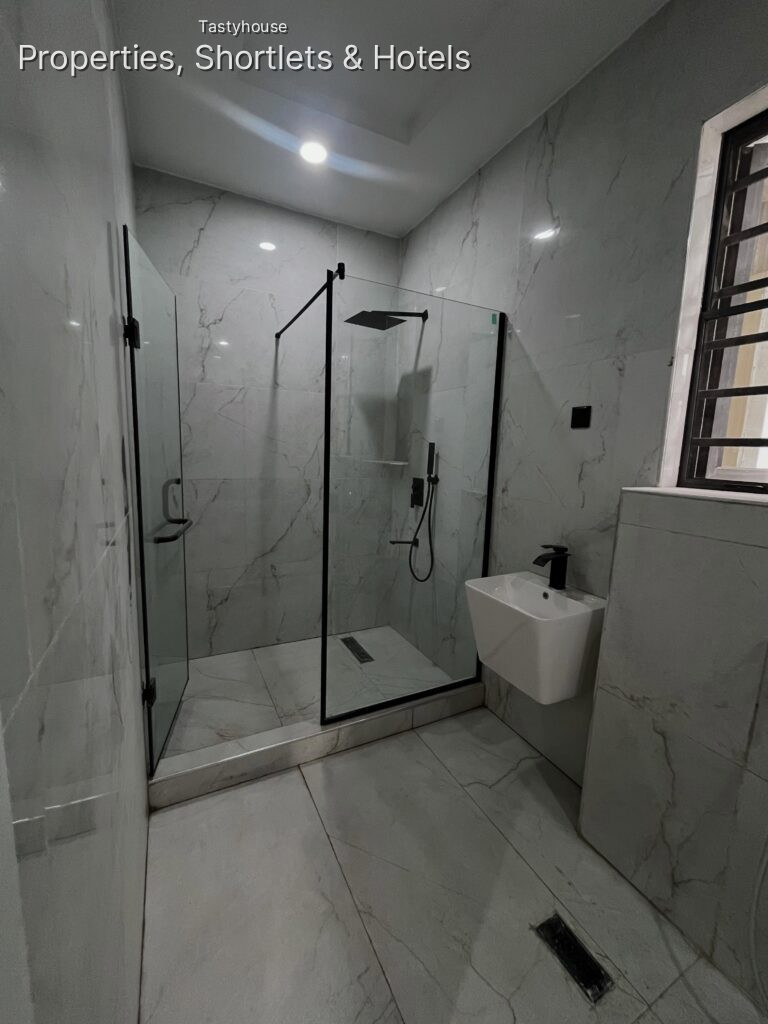 Luxury 5-BedroomFully Detached Duplex with Elevator