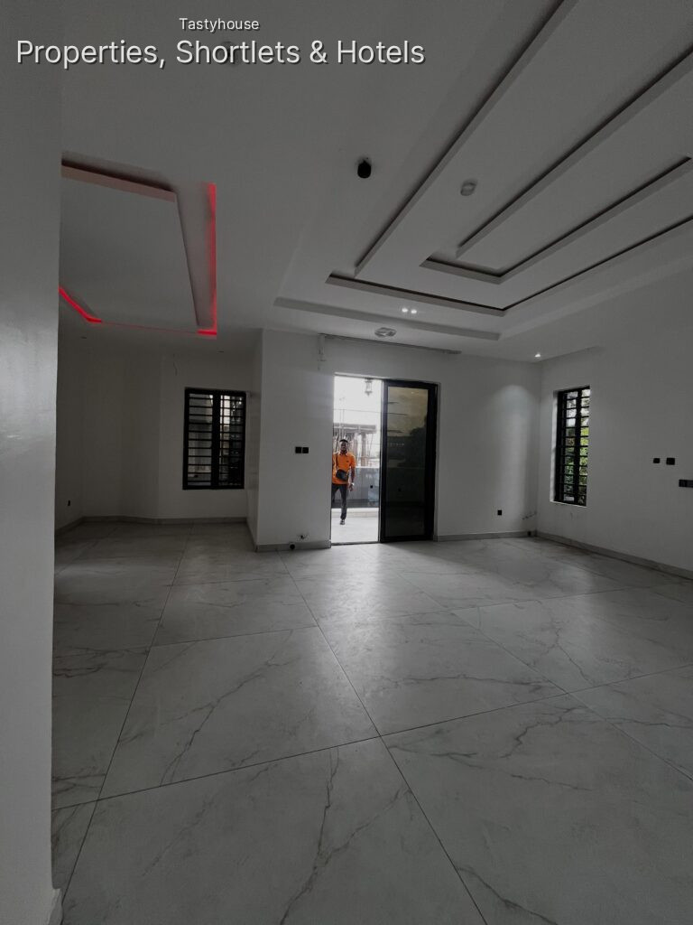 Luxury 5-BedroomFully Detached Duplex with Elevator