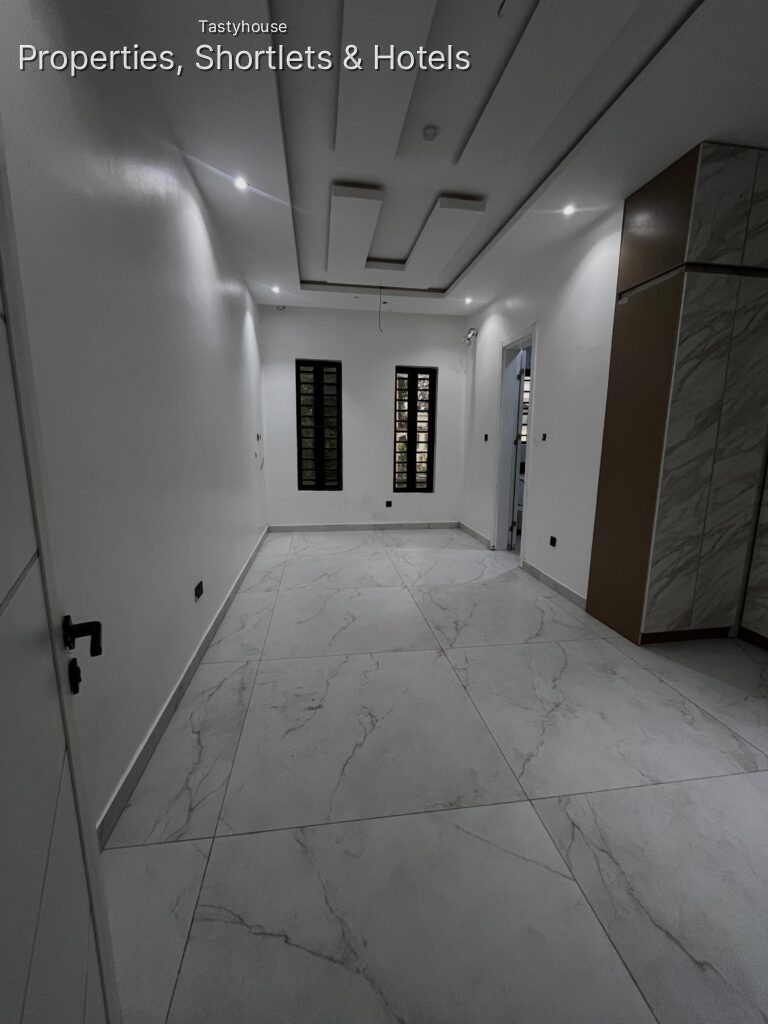 Luxury 5-BedroomFully Detached Duplex with Elevator
