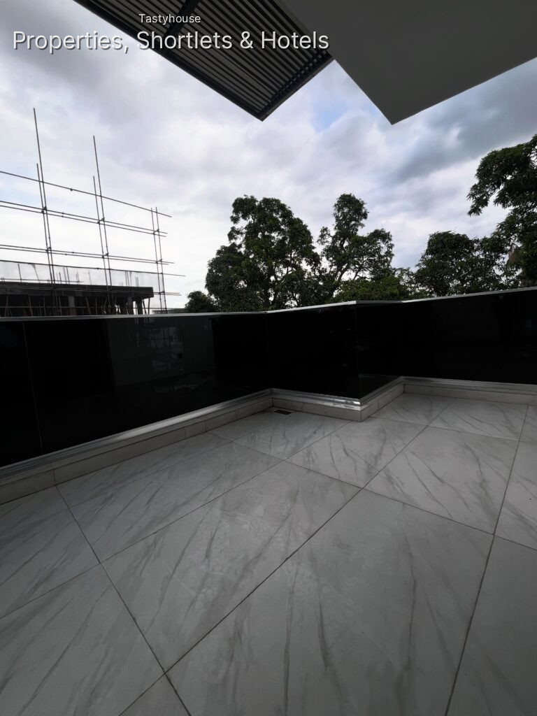 Luxury 5-BedroomFully Detached Duplex with Elevator