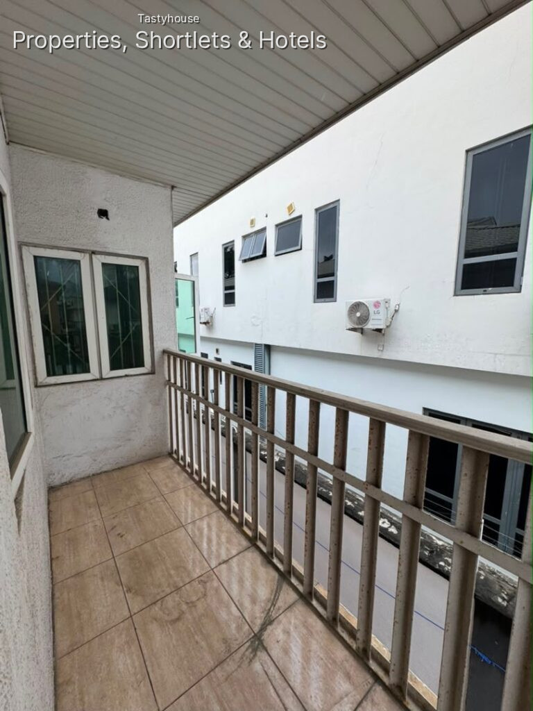 Lovely Self Contain Studio Apartment withan open plan kitchen f