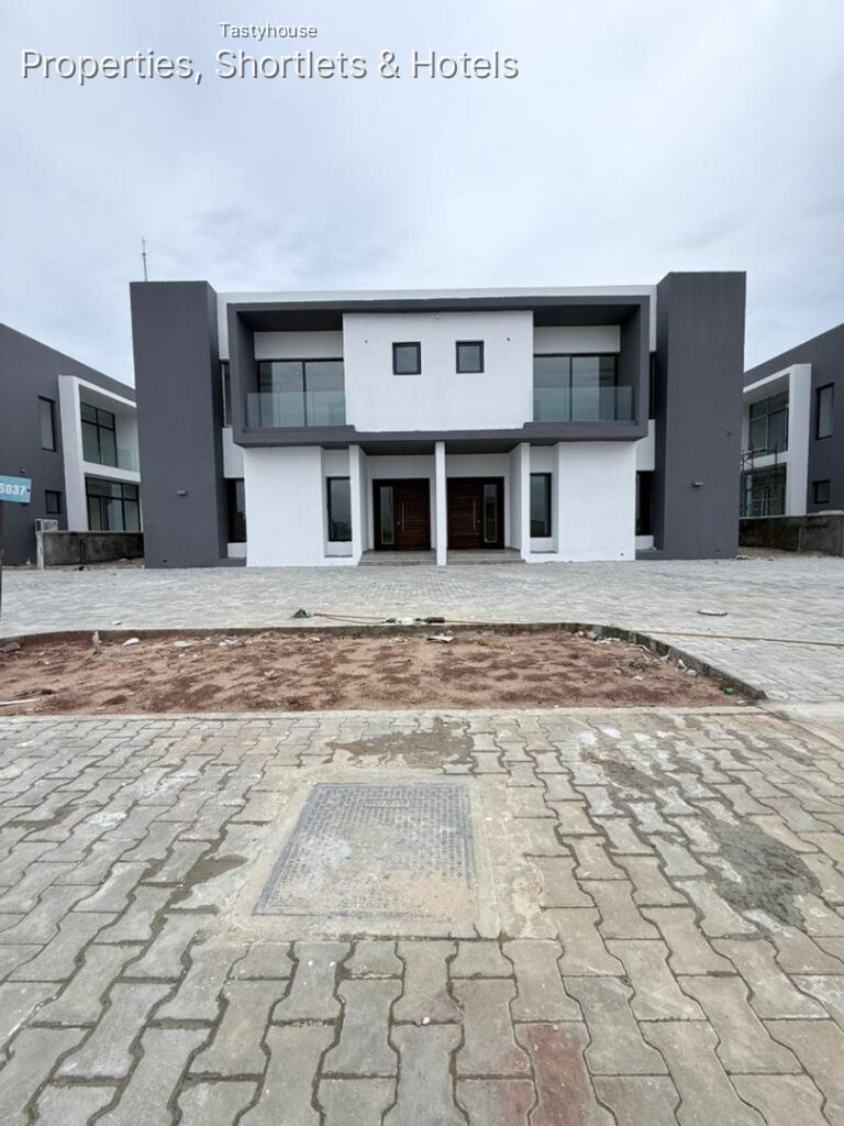A newly completed four bedrooms wing duplex.