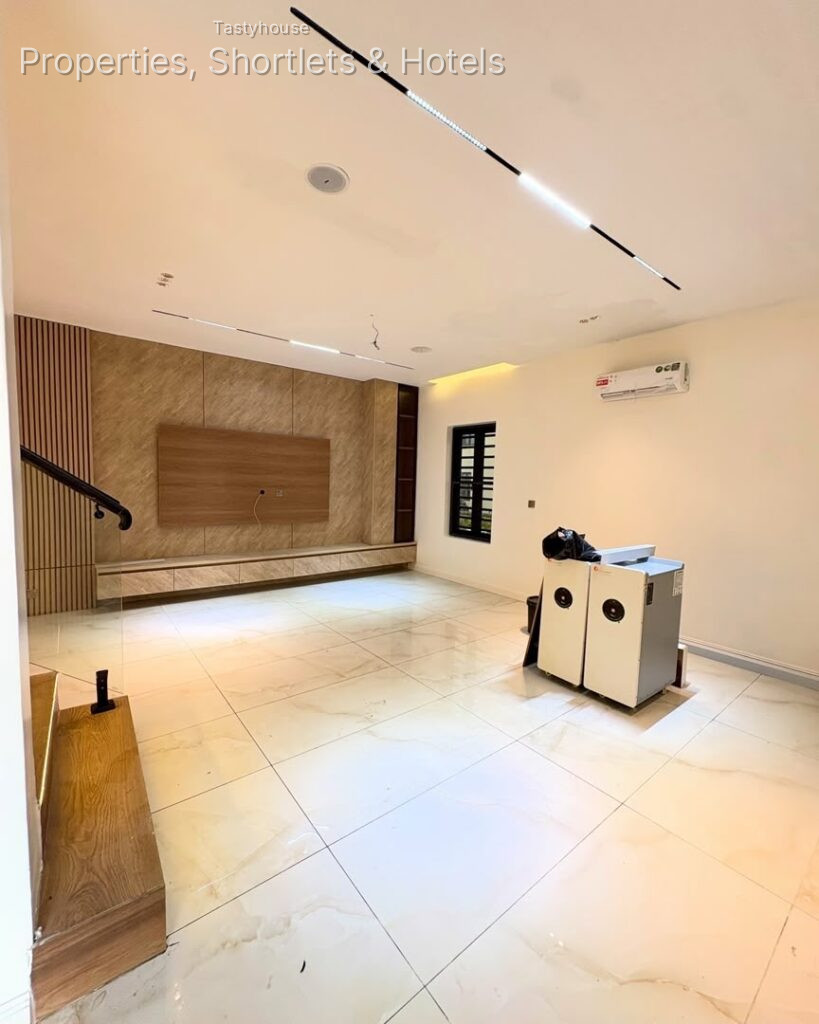 5 Bedroom fully detached