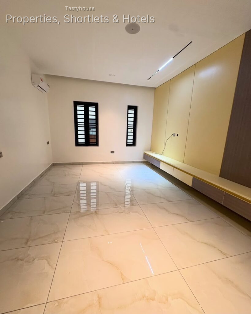 5 Bedroom fully detached