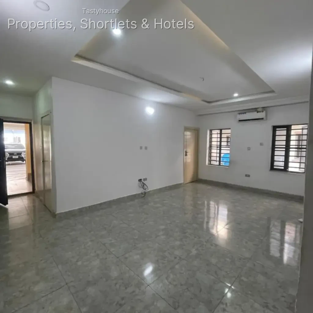 3 bedrooms flat with BỌ