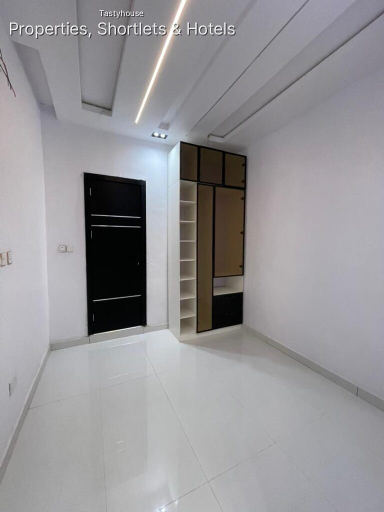 4BEDROOM FULLY DETACHED DUPLEX