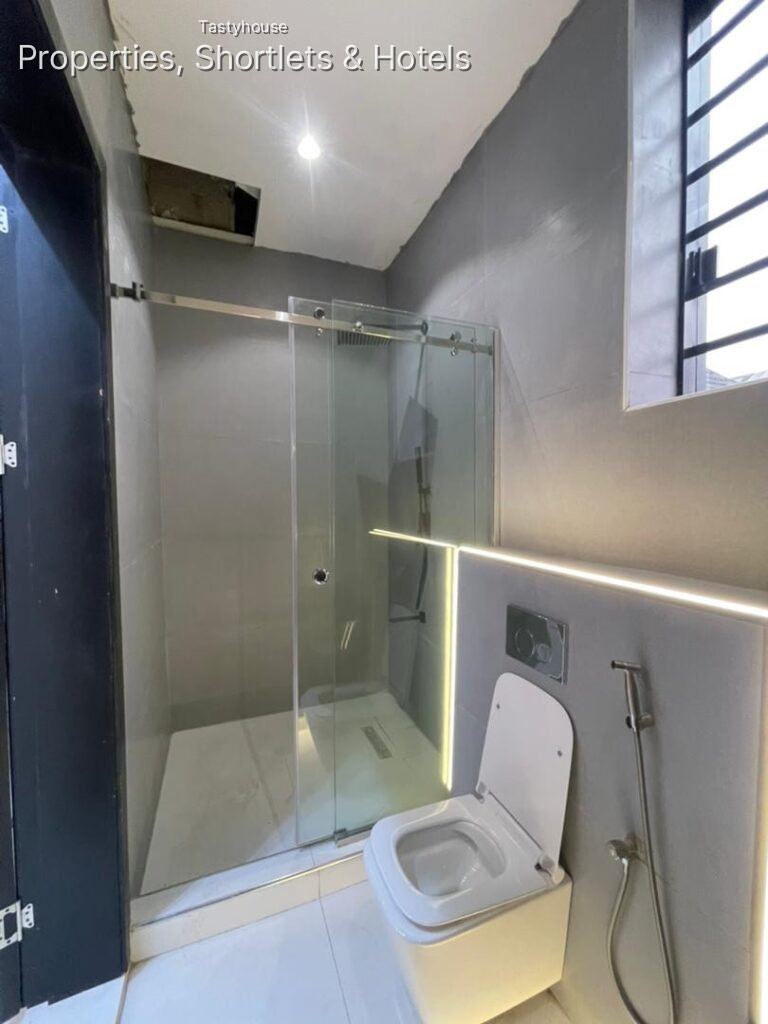 4BEDROOM FULLY DETACHED DUPLEX