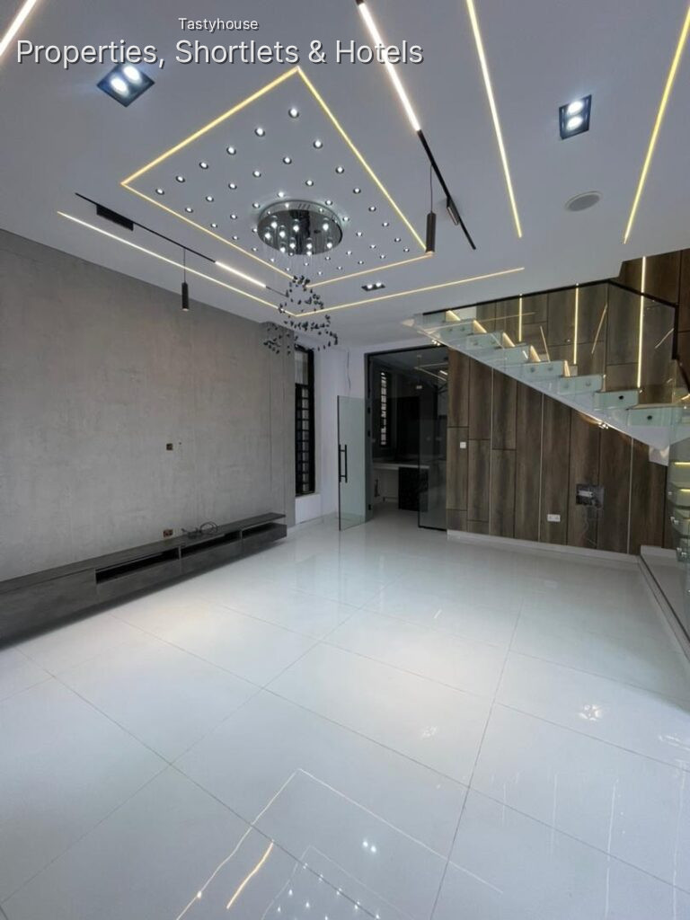 4BEDROOM FULLY DETACHED DUPLEX