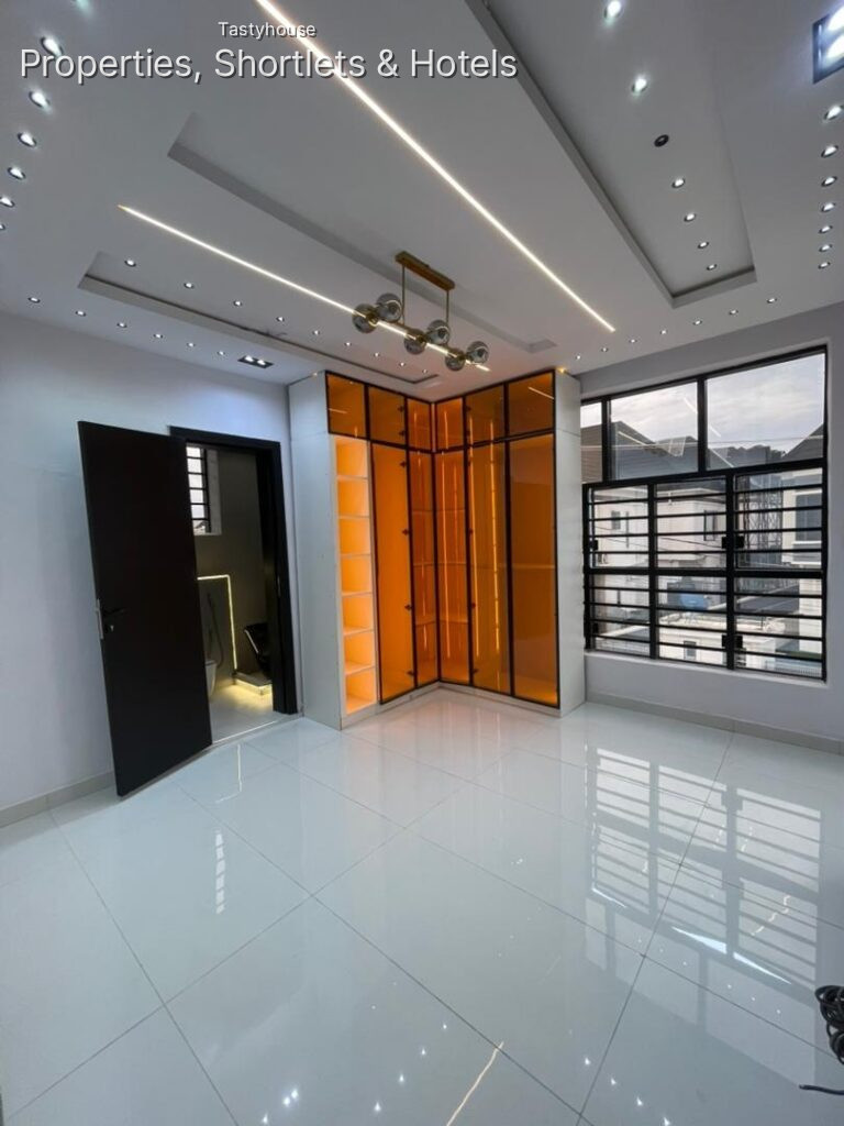 4BEDROOM FULLY DETACHED DUPLEX