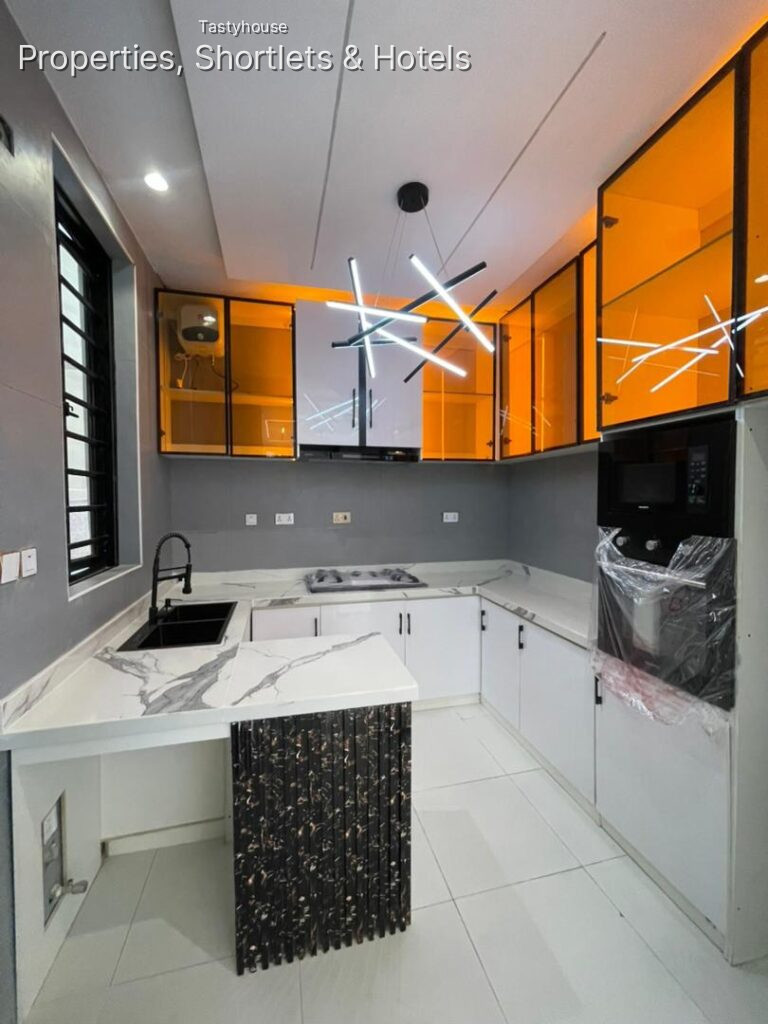 4BEDROOM FULLY DETACHED DUPLEX