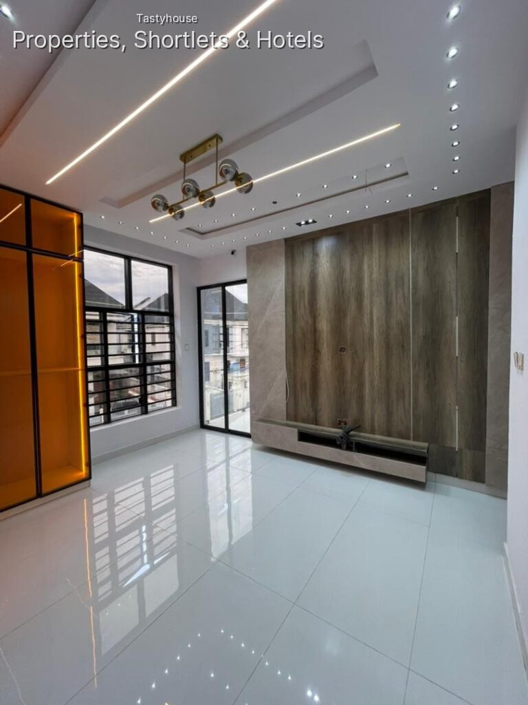 4BEDROOM FULLY DETACHED DUPLEX