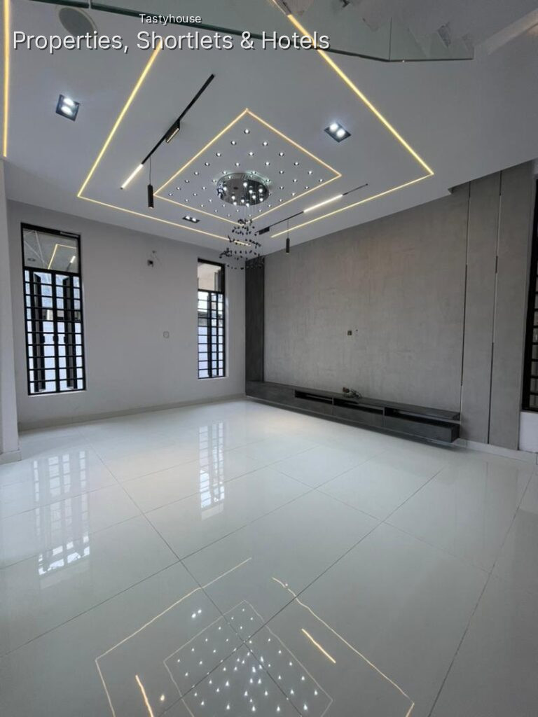 4BEDROOM FULLY DETACHED DUPLEX
