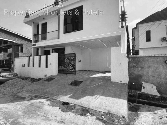 4BEDROOM FULLY DETACHED DUPLEX