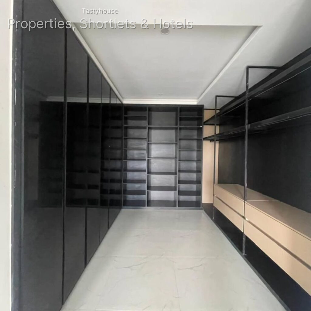 4-Bedroom terrace with a room BQ