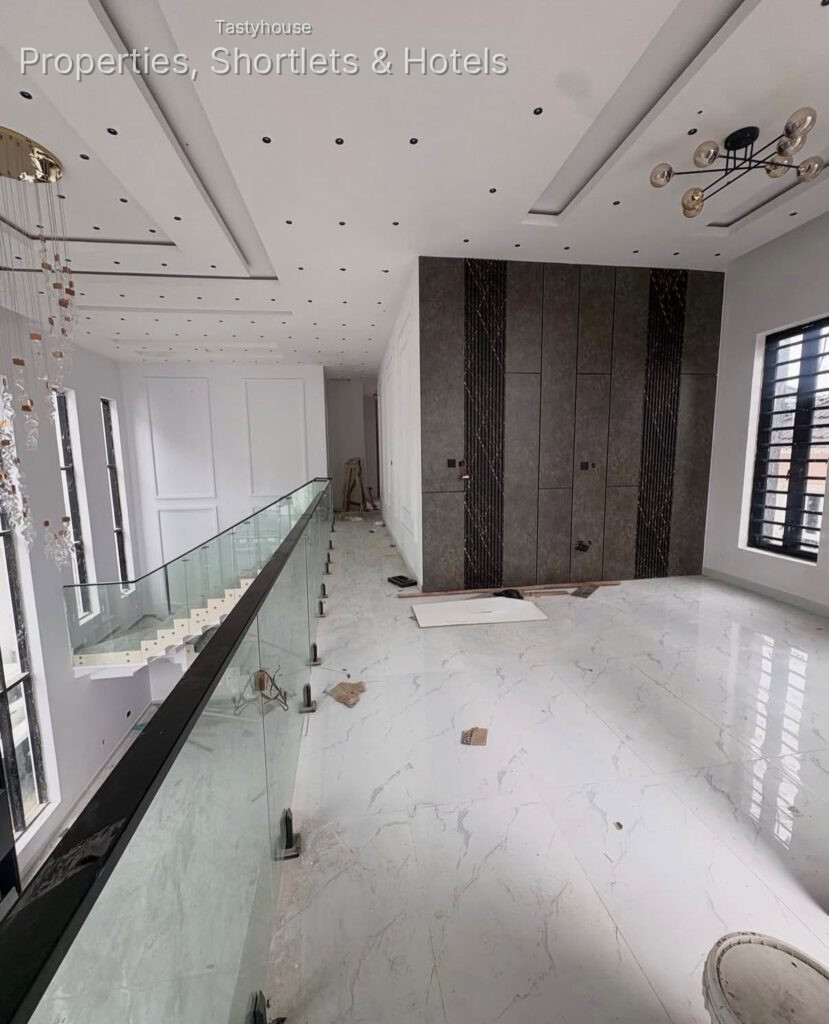 4 BEDROOM FULLY DETACHED DUPLEX
