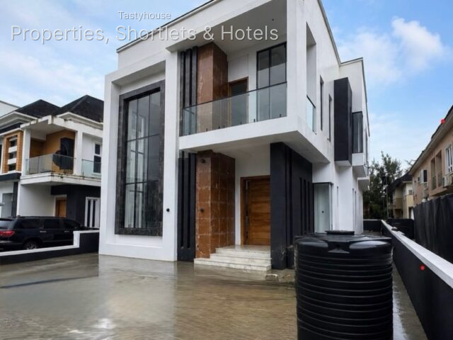 4 BEDROOM FULLY DETACHED DUPLEX