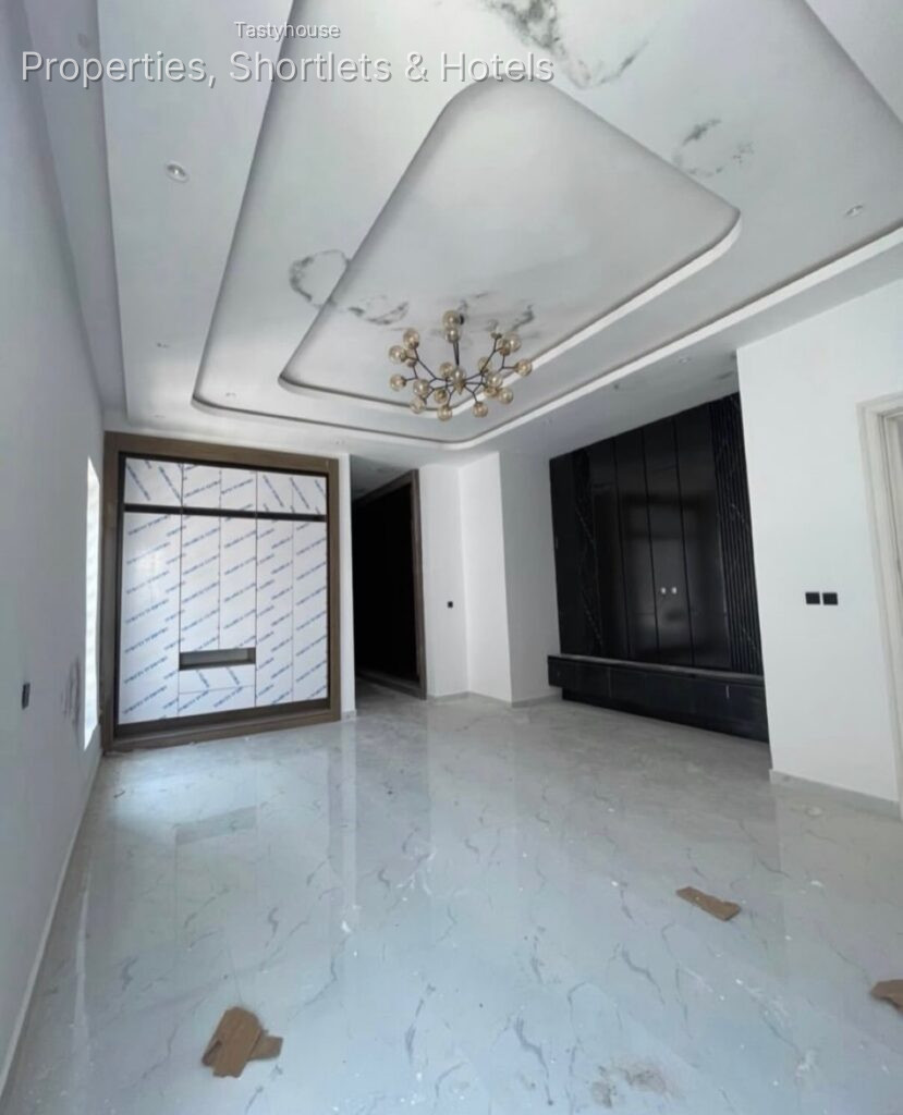 4 BEDROOM FULLY DETACHED DUPLEX