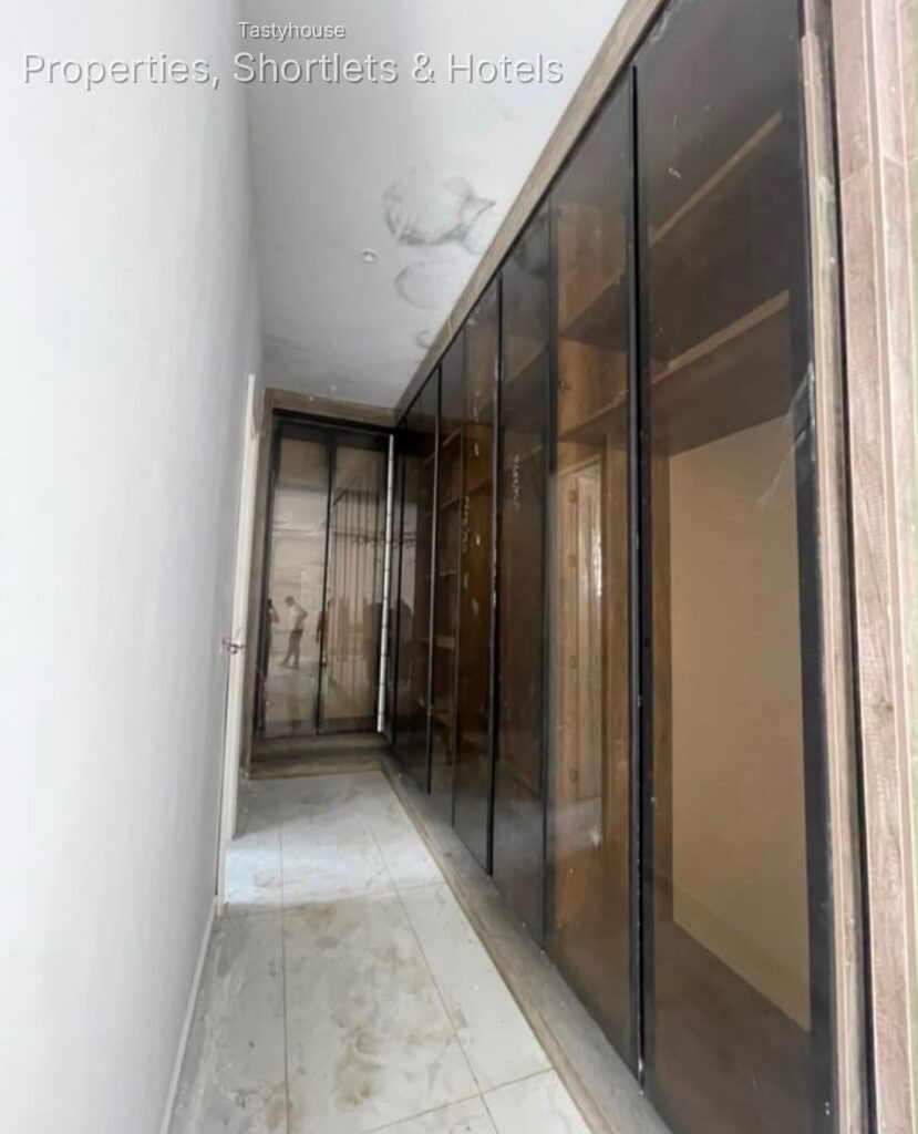 4 BEDROOM FULLY DETACHED DUPLEX