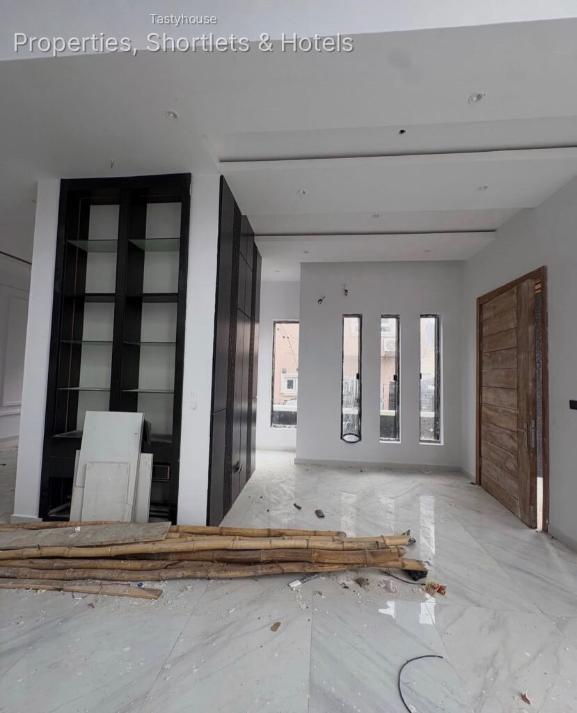 4 BEDROOM FULLY DETACHED DUPLEX