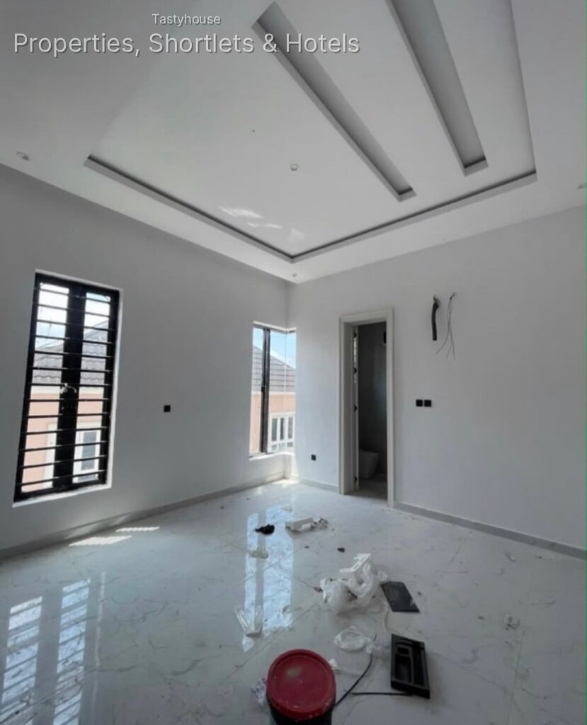 4 BEDROOM FULLY DETACHED DUPLEX