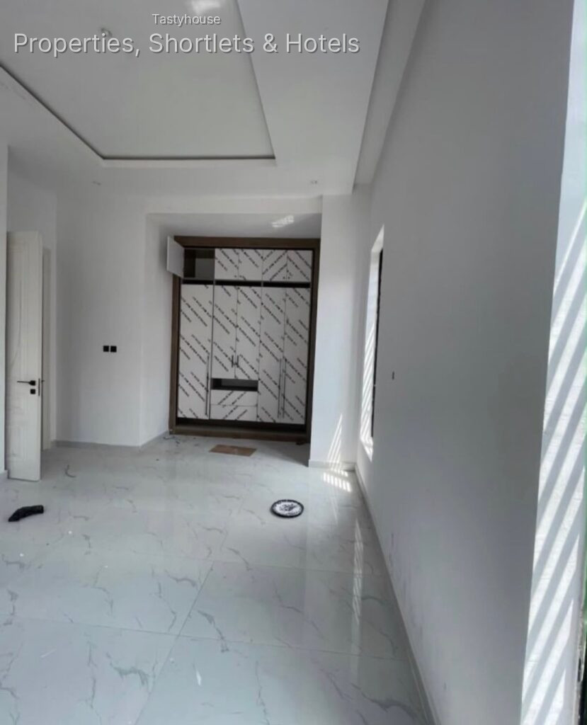 4 BEDROOM FULLY DETACHED DUPLEX