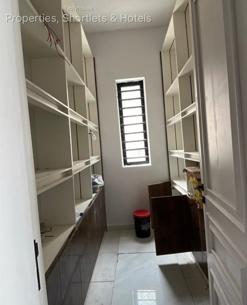 4 BEDROOM FULLY DETACHED DUPLEX