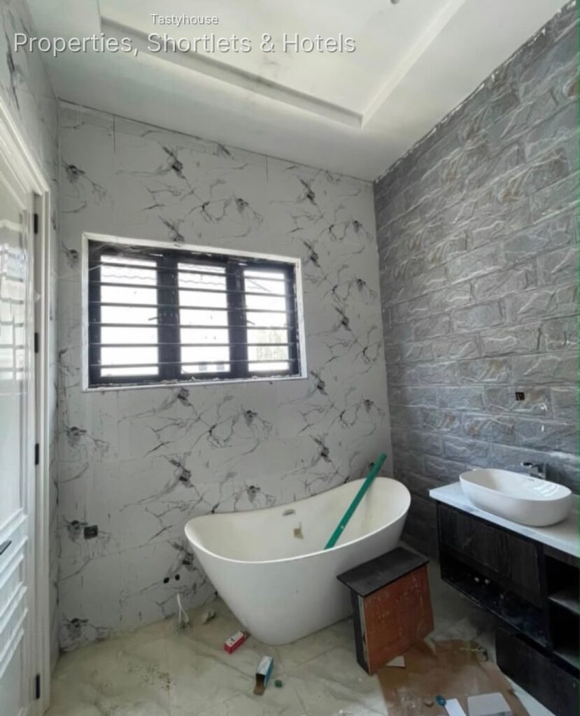 4 BEDROOM FULLY DETACHED DUPLEX