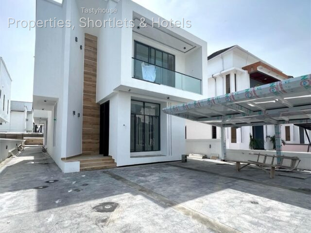 5 – BEDROOM FULLY DETACHED WITH SWIMMING POOL