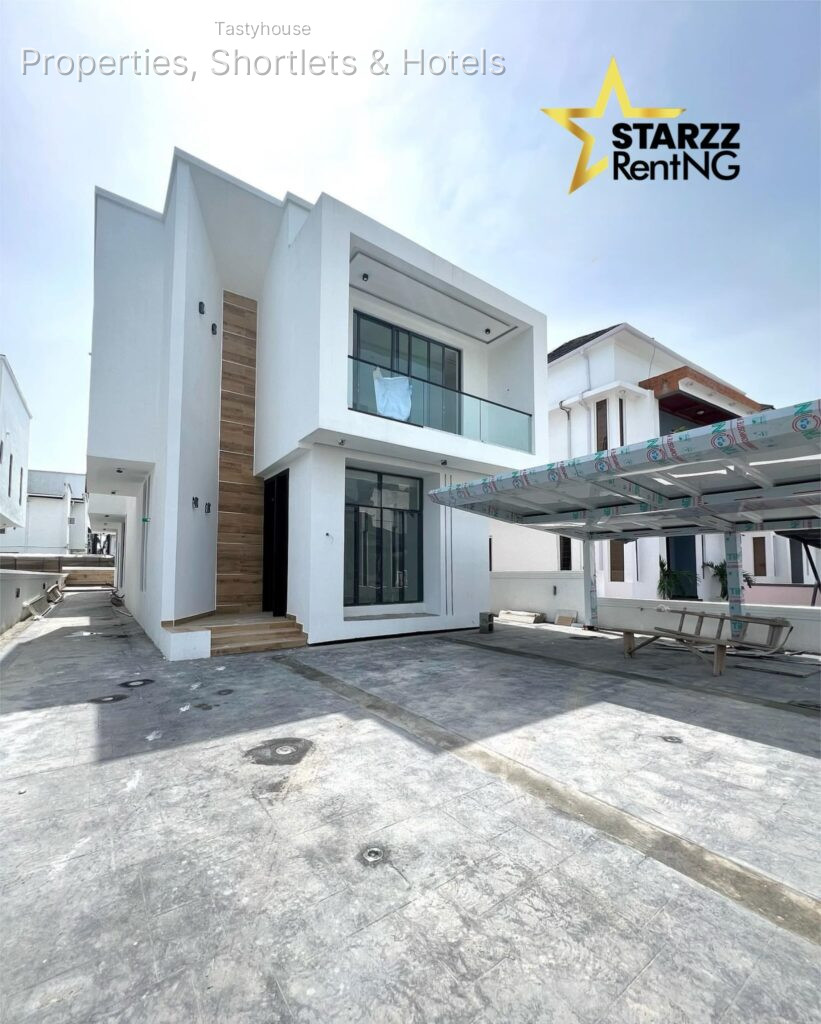 5 – BEDROOM FULLY DETACHED WITH SWIMMING POOL