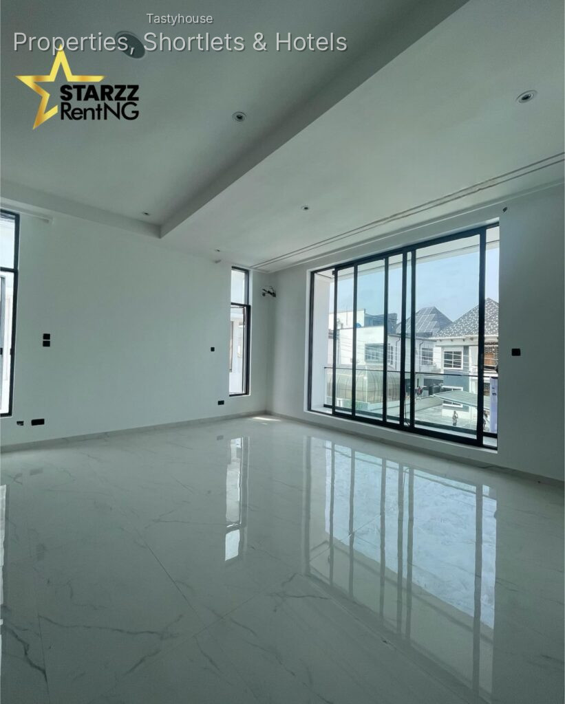 5 – BEDROOM FULLY DETACHED WITH SWIMMING POOL