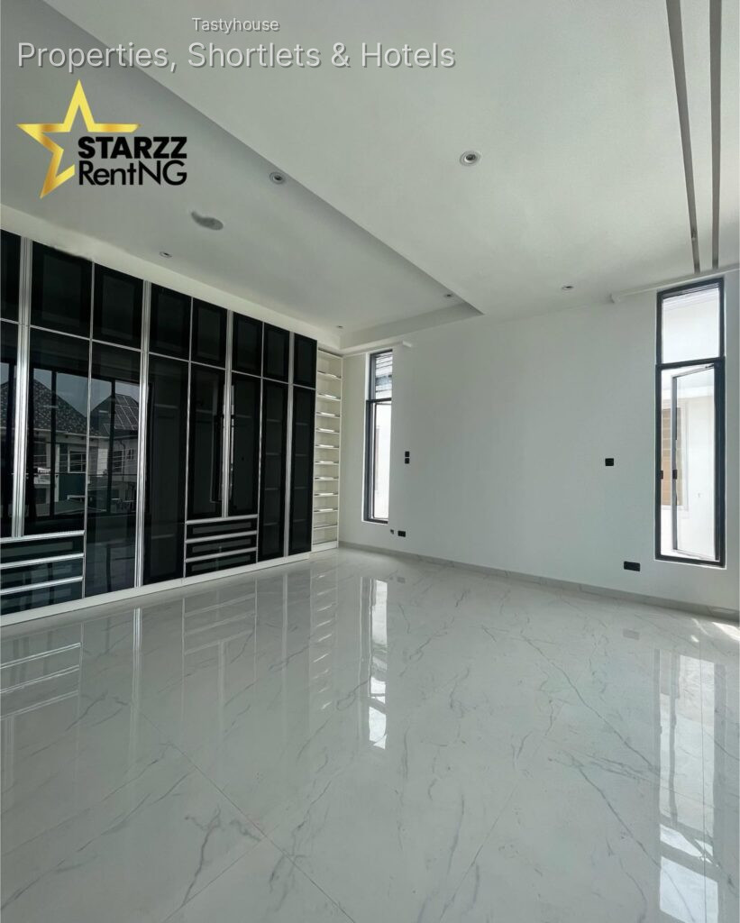 5 – BEDROOM FULLY DETACHED WITH SWIMMING POOL