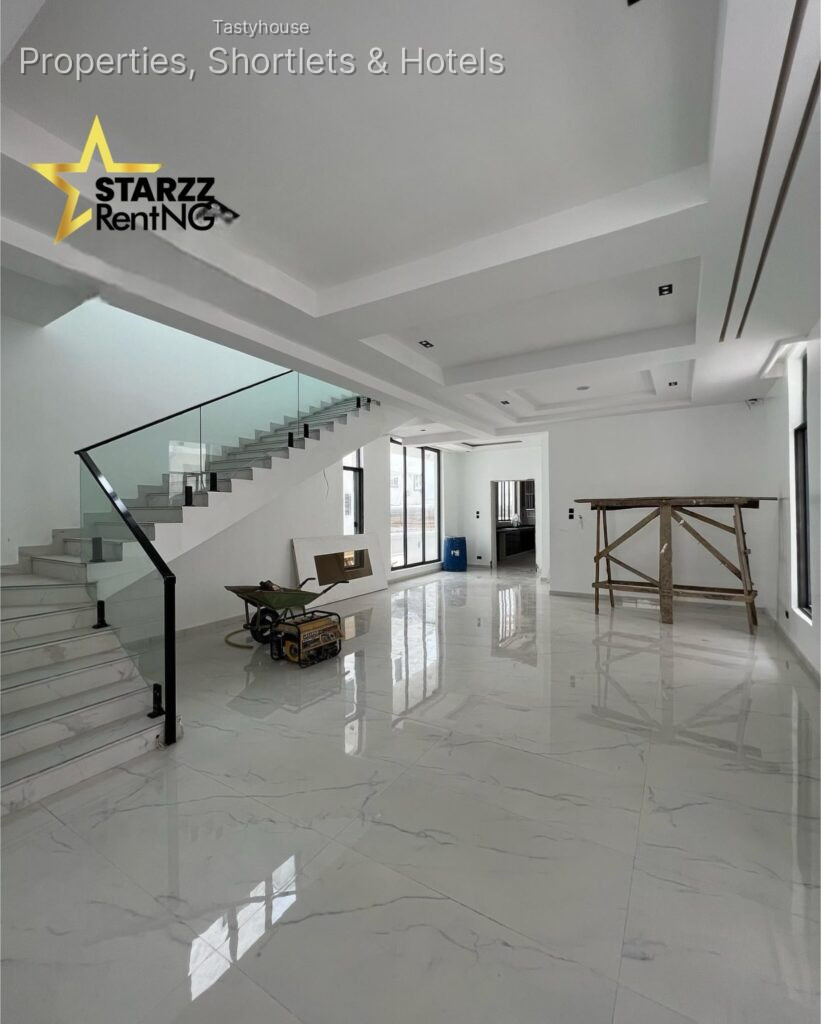 5 – BEDROOM FULLY DETACHED WITH SWIMMING POOL
