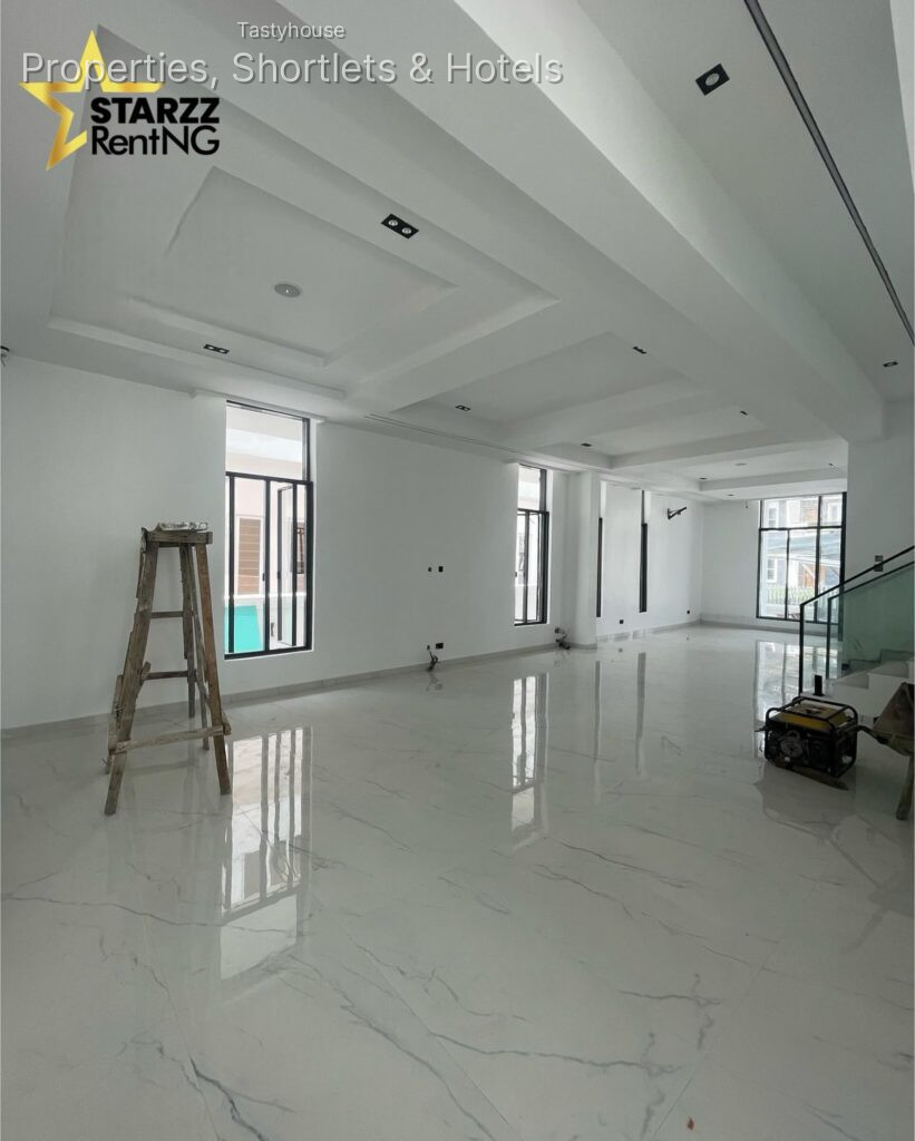 5 – BEDROOM FULLY DETACHED WITH SWIMMING POOL