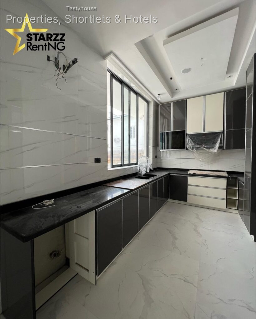 5 – BEDROOM FULLY DETACHED WITH SWIMMING POOL