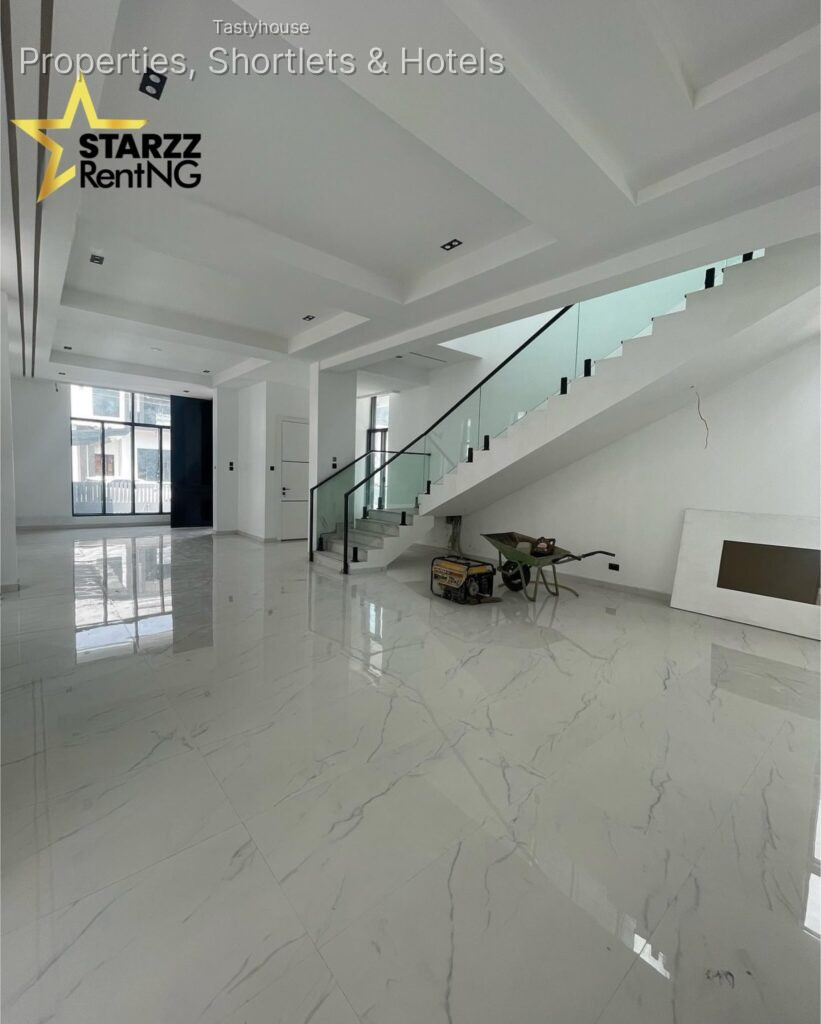 5 – BEDROOM FULLY DETACHED WITH SWIMMING POOL