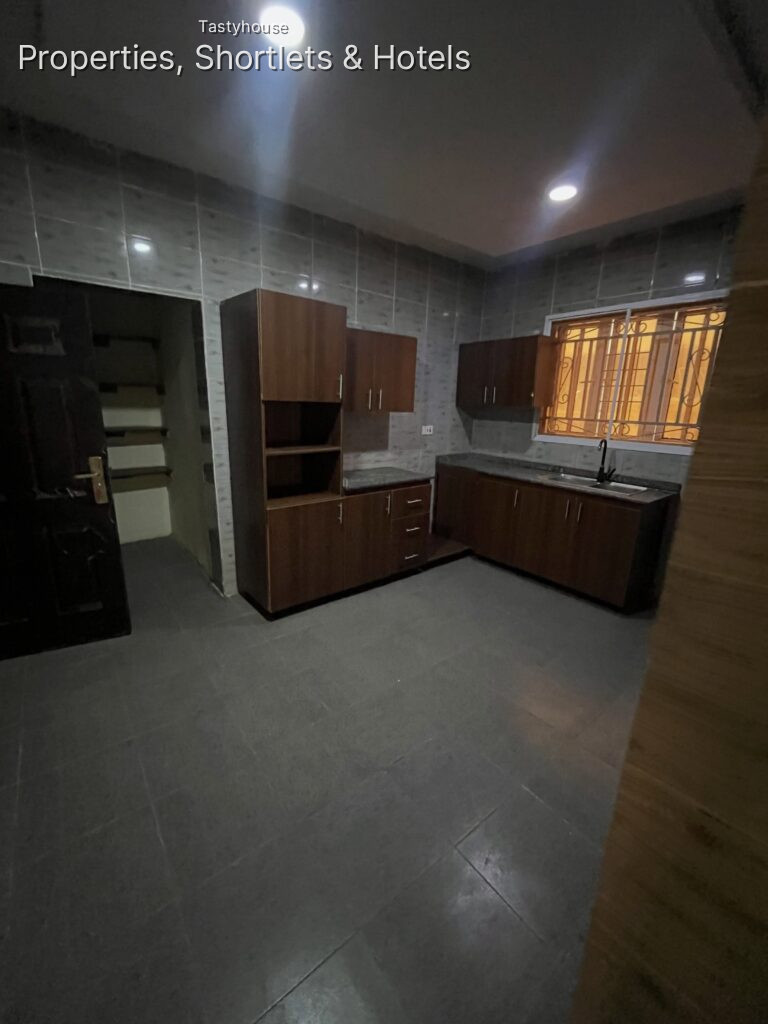 MASSIVE LUXURIOUS 3 BEDROOM