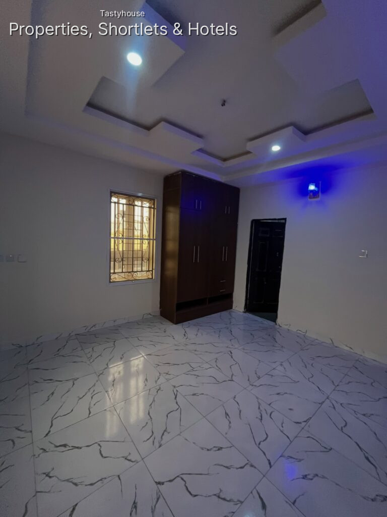 MASSIVE LUXURIOUS 3 BEDROOM