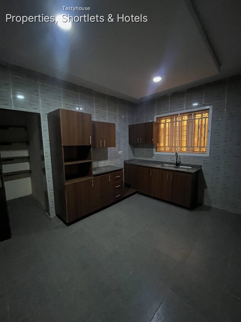 MASSIVE LUXURIOUS 3 BEDROOM