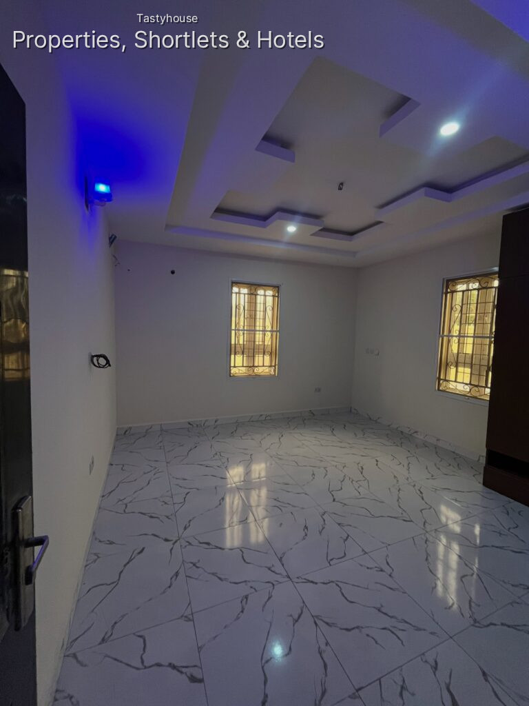 MASSIVE LUXURIOUS 3 BEDROOM