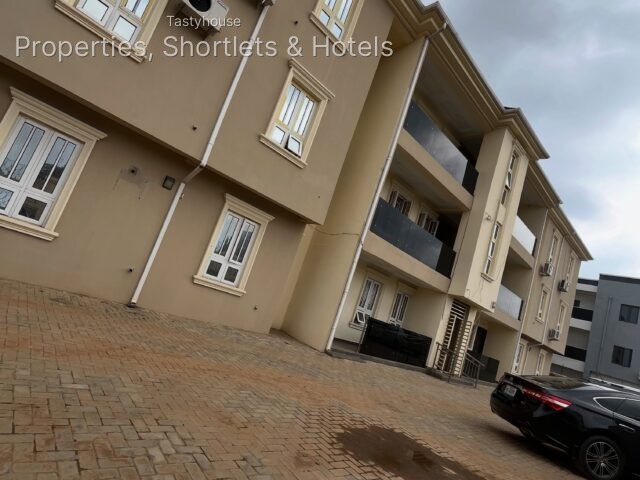 MASSIVE LUXURIOUS 3 BEDROOM